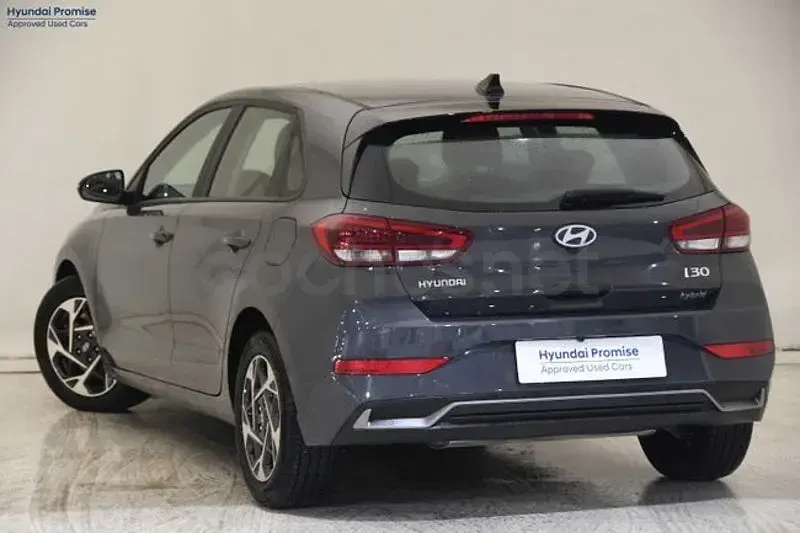Usado Hyundai i30 100 CV (73 kW) 2025 Gris / plata Berlina