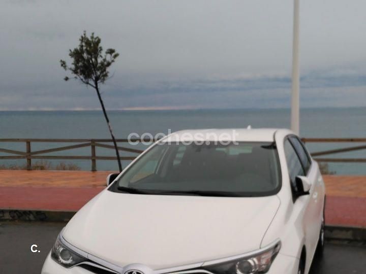 Usado Toyota Auris Active 116 CV (85 kW) 2016 Blanco Familiar