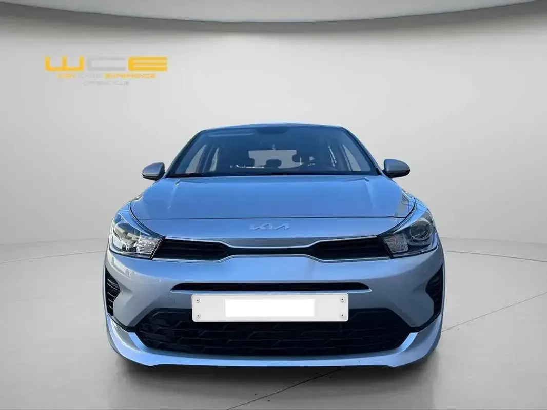 Usado Kia Rio 84 CV (61 kW) 2023 Gris Utilitario