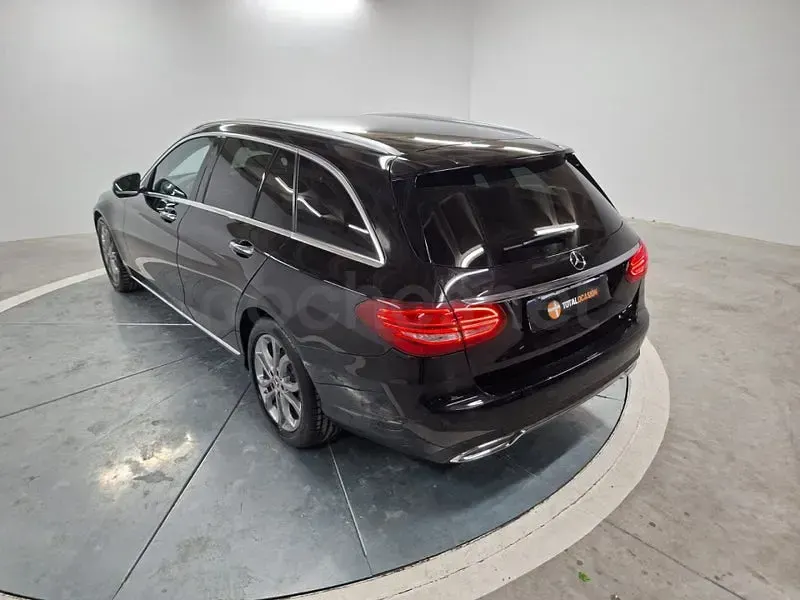 Usado Mercedes C220 170 CV (125 kW) 2018 Negro Familiar