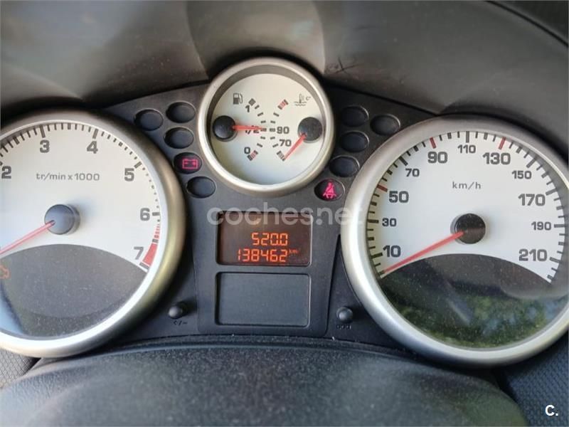 Gris / plata Usado 2010 Peugeot 207 Berlina | 3900 € (Buen precio) - Imagen 1/4