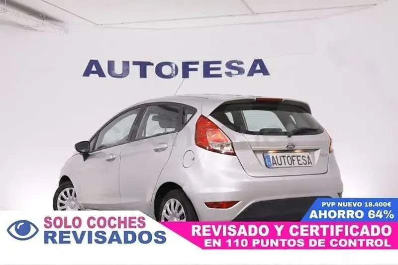 Usado Ford Fiesta Trend 82 CV (60 kW) 2015 Gris / plata Utilitario