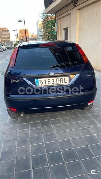 Usado Ford Focus Ambiente 100 CV (73 kW) 2001 Azul Berlina