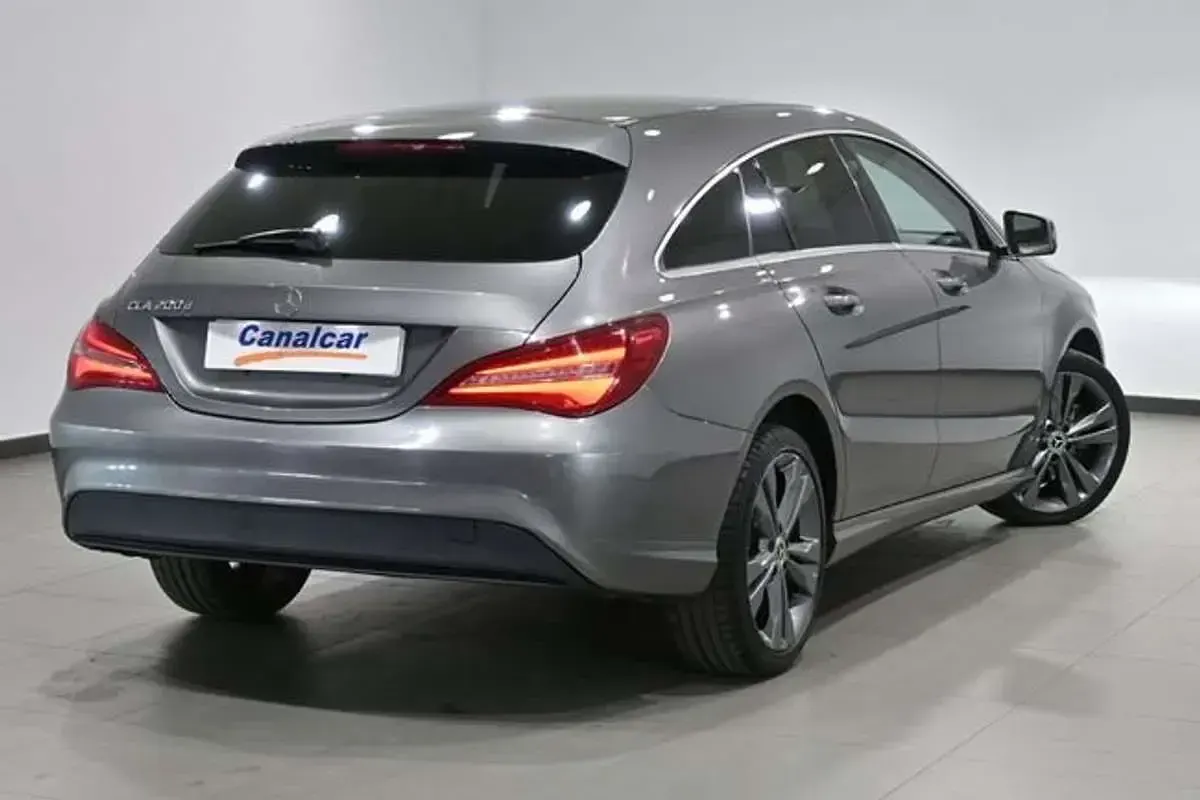 Usado Mercedes CLA200 Shooting Brake 150 CV (110 kW) 2019 Gris Familiar