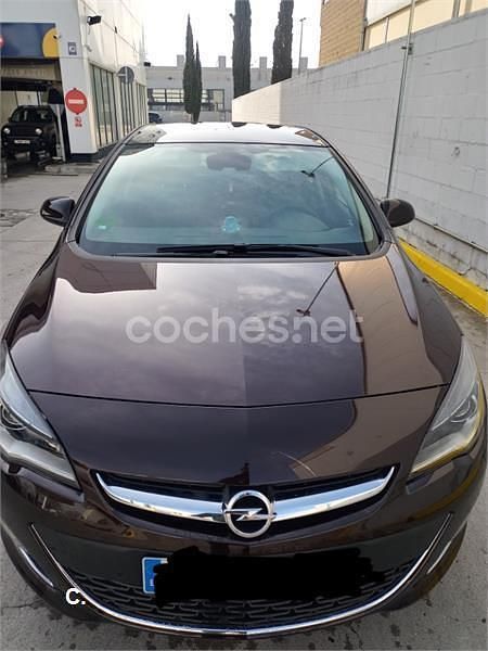 Usado Opel Astra Excellence 140 CV (102 kW) 2013 Granate Berlina