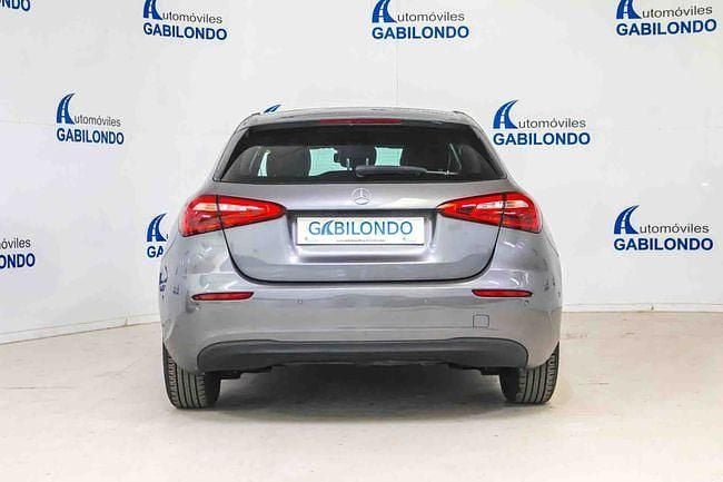 Usado Mercedes A180 116 CV (85 kW) 2020 Gris Utilitario