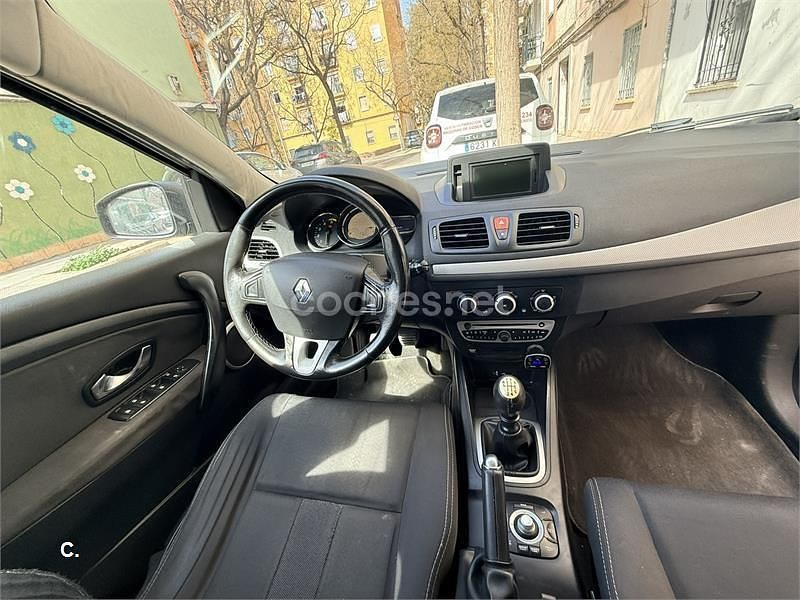 Usado Renault Mégane GrandTour Dynamique 110 CV (80 kW) 2011 Gris / plata Familiar