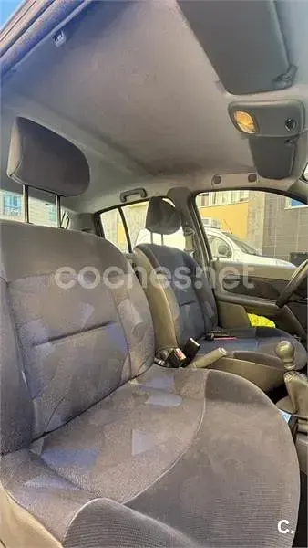 Usado Renault Clio II 60 CV (44 kW) 1998 Gris / plata Berlina
