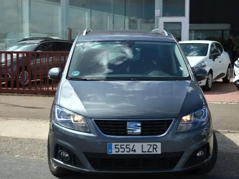 Usado Seat Alhambra 150 CV (110 kW) 2022 Gris / plata Monovolumen