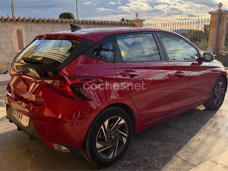 Usado Hyundai i20 100 CV (73 kW) 2023 Rojo Berlina