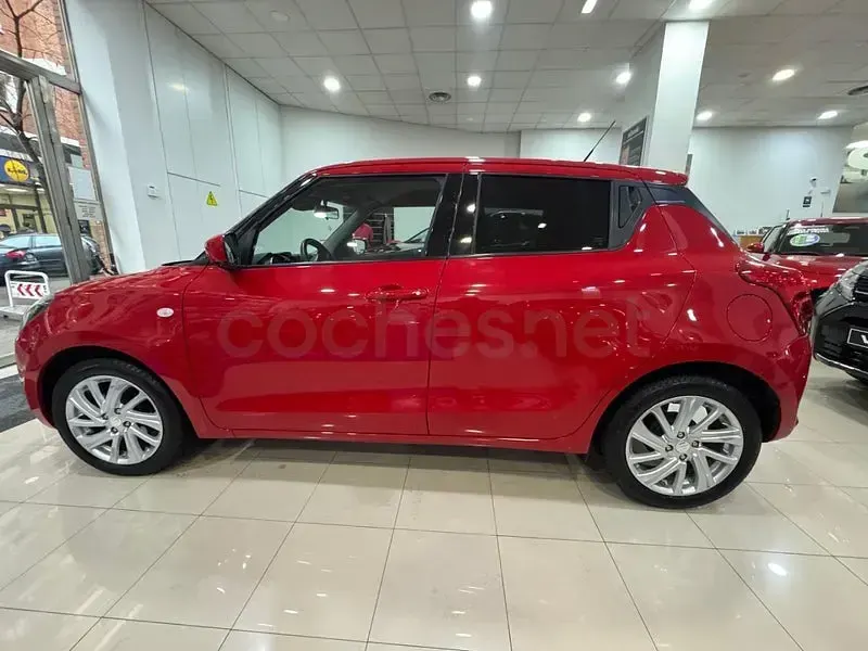 Usado Suzuki Swift 83 CV (61 kW) 2022 Rojo Utilitario