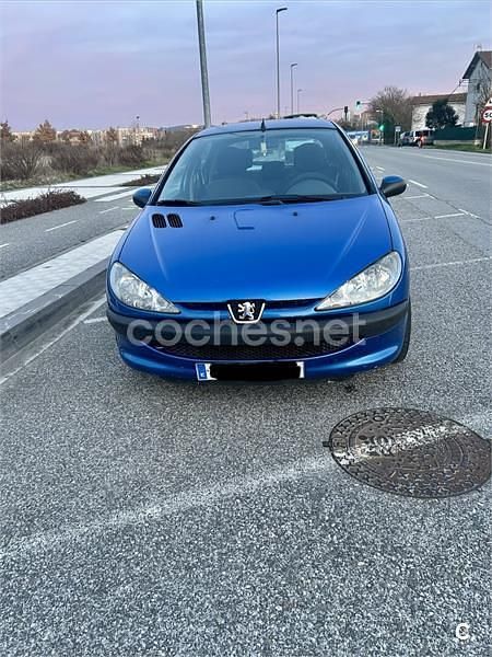 Usado Peugeot 206 70 CV (51 kW) 2004 Azul Berlina