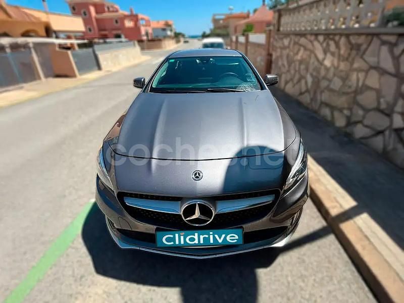 Usado Mercedes CLA200 Shooting Brake 136 CV (100 kW) 2018 Gris / plata Familiar