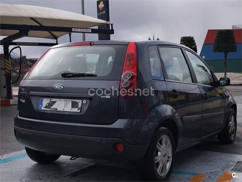 Usado Ford Fiesta Ambiente 68 CV (50 kW) 2008 Gris / plata Berlina
