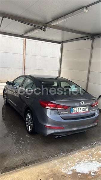 Gris / plata Usado 2017 Hyundai Elantra Berlina | 11.800 € (Precio justo) - Imagen 1/4