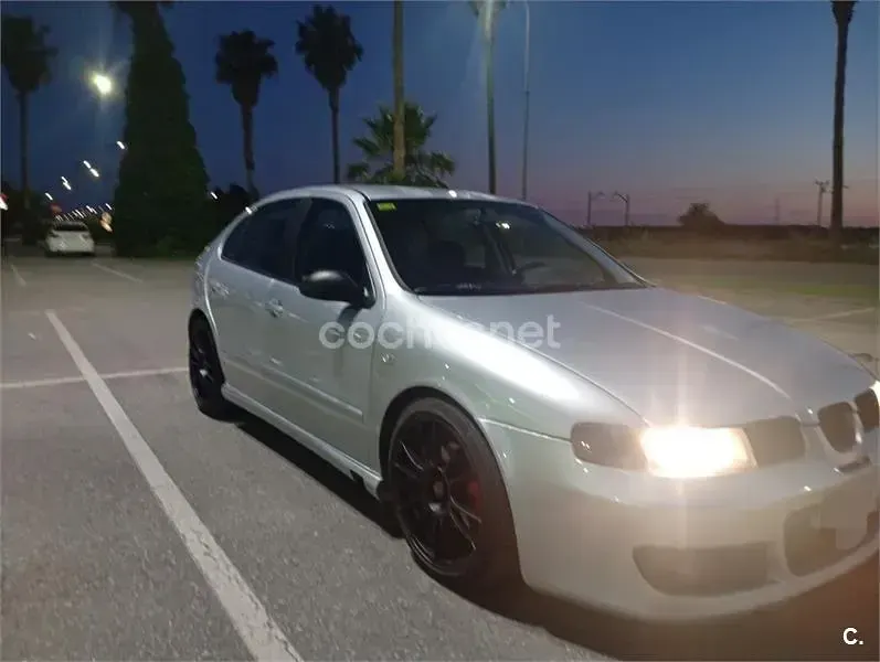 Usado Seat Leon Sport 150 CV (110 kW) 2003 Gris / plata Utilitario