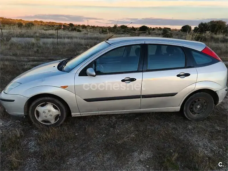 Usado Ford Focus Trend 90 HP (66 kW) 2003 Cinzento Sedan
