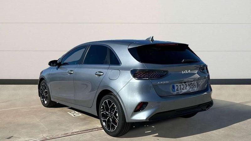 Usado Kia Ceed Style 101 CV (74 kW) 2025 Plateado Utilitario