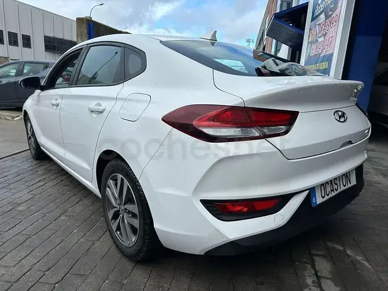 Usado Hyundai i30 120 CV (88 kW) 2018 Blanco Berlina