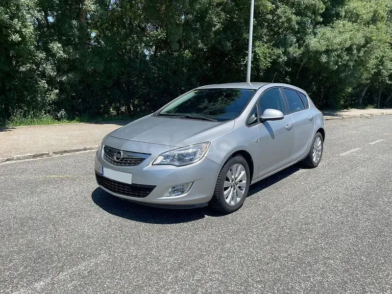 Usado Opel Astra Enjoy 110 CV (80 kW) 2010 Gris / plata Berlina