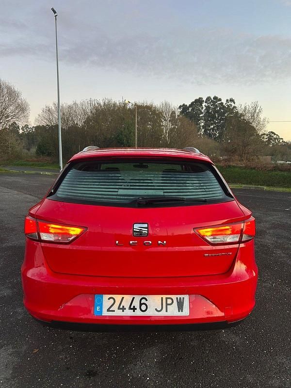 Usado Seat Leon ST 115 CV (84 kW) 2016 Rojo Familiar