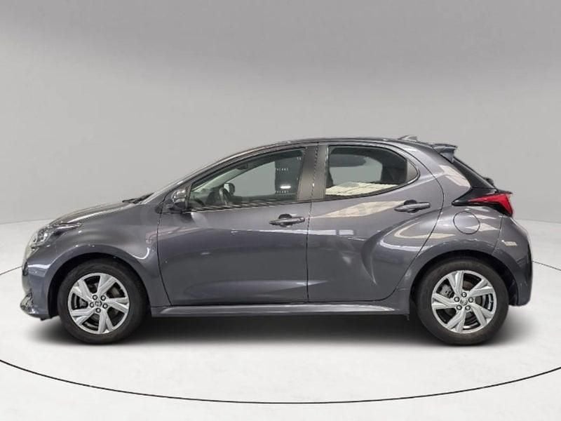 Usado Toyota Yaris Hybrid Active 116 CV (85 kW) 2024 Gris / plata Berlina