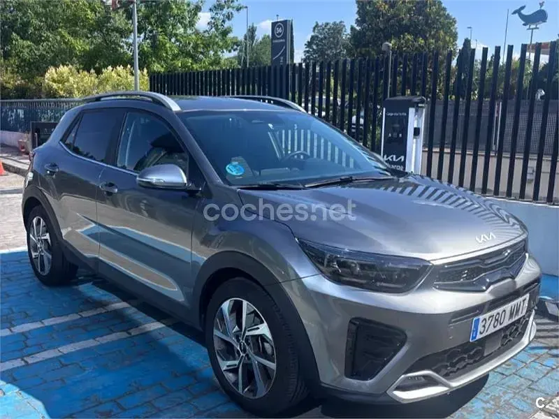 Usado Kia Stonic GT-Line 120 CV (88 kW) 2024 Gris / plata SUV