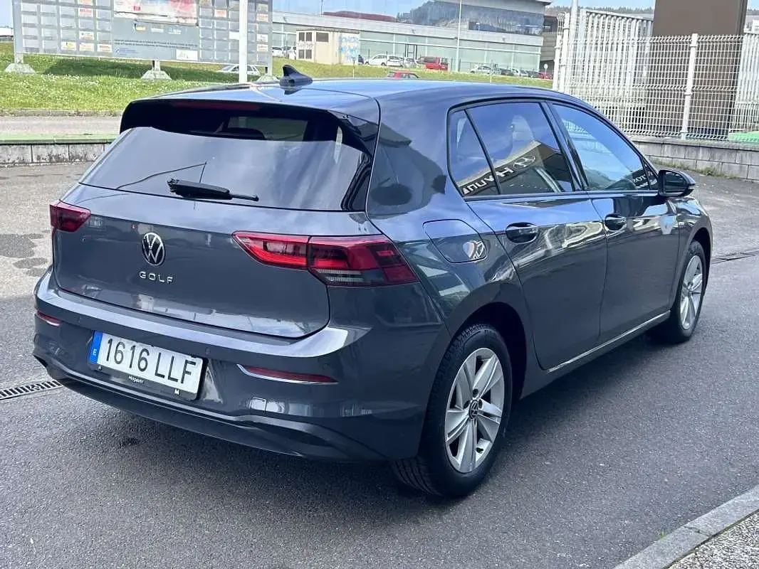 Usado VW Golf VIII Life 110 CV (80 kW) 2020 Gris Utilitario