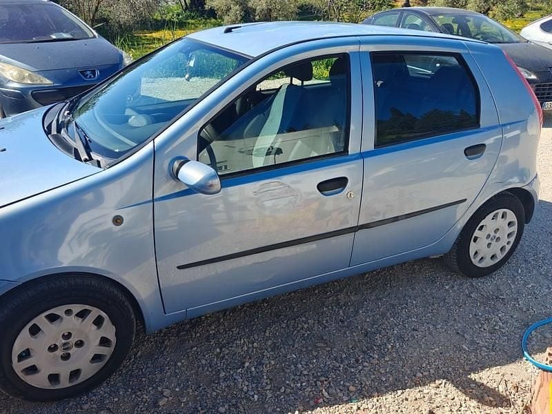 Usado Fiat Punto Dynamic 60 CV (44 kW) 2005 Azul Utilitario