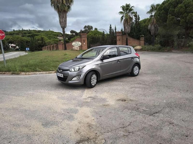 Usado Hyundai i20 85 CV (62 kW) 2013 Marrón Utilitario