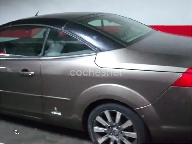 Usado Ford Focus Cabriolet Trend 136 CV (100 kW) 2009 Beige Descapotable