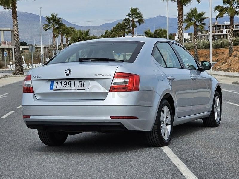 Usado Skoda Octavia Ambition 115 CV (84 kW) 2019 Gris / plata Berlina