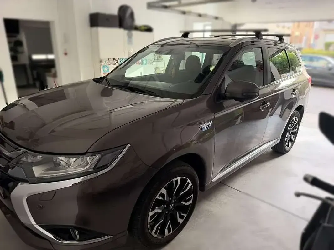 Usado Mitsubishi Outlander P-HEV 203 CV (149 kW) 2018 Marrón SUV