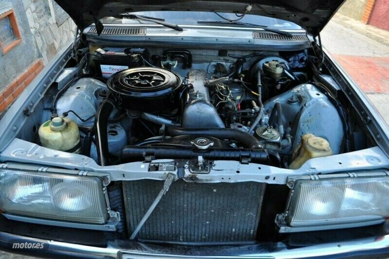 Usado Mercedes 240 73 CV (53 kW) 1983 Gris Familiar