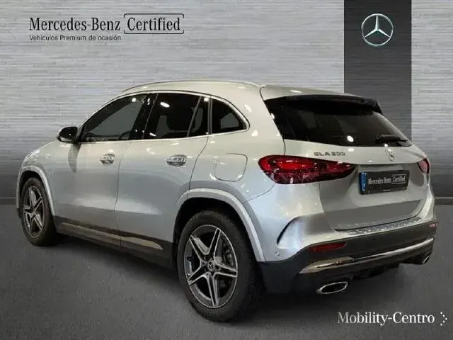 Usado Mercedes GLA200 163 CV (119 kW) 2025 Plata hightech SUV