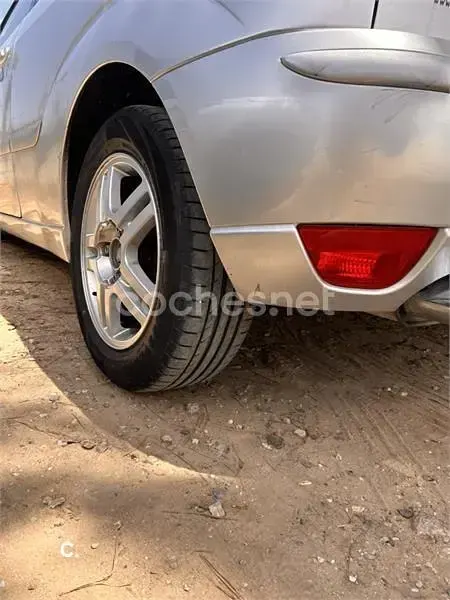 Usado Ford Focus Trend 100 CV (73 kW) 2002 Gris / plata Berlina