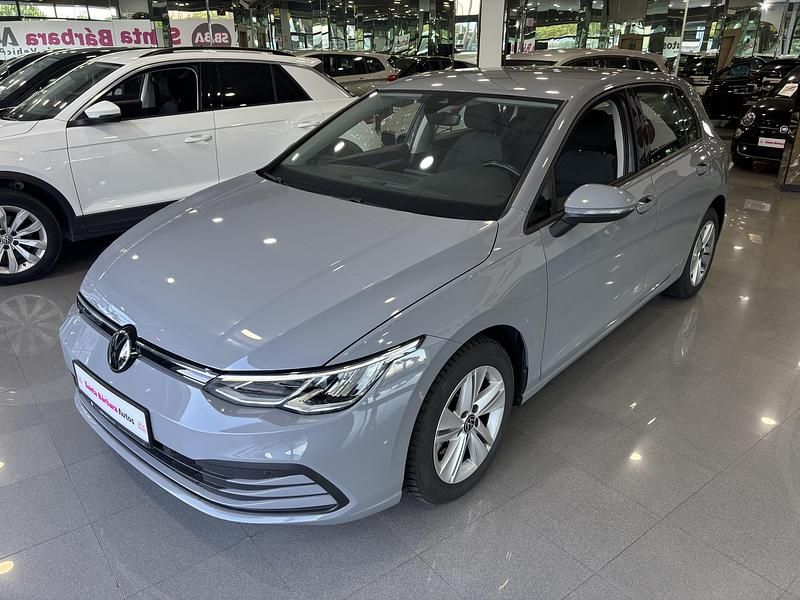 Gris / plata Usado 2022 VW Golf VIII Life Berlina | 21.990 € (Precio justo) - Imagen 1/4