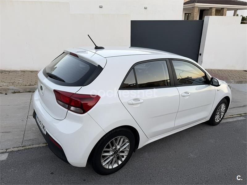 Käytetty Kia Rio 84 HP (61 kW) 2018 Valkoinen Sedan