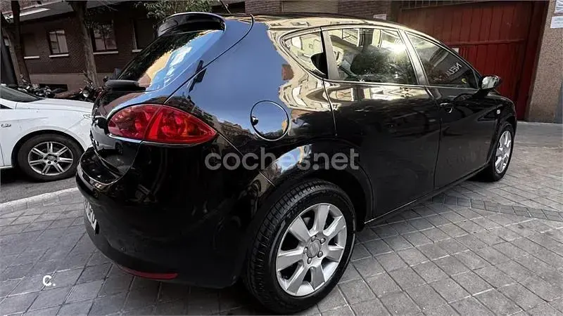 Usado Seat Leon Ecomotive 105 CV (77 kW) 2008 Negro Utilitario