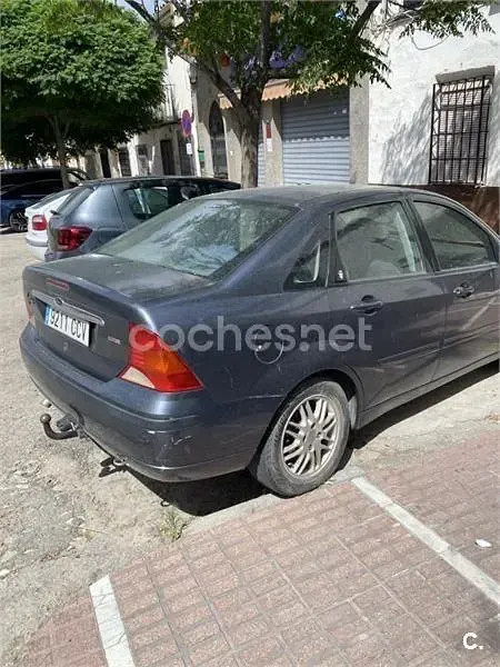 Usado Ford Focus Ghia 100 CV (73 kW) 2002 Gris / plata Berlina