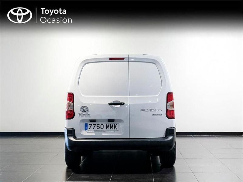 Usado Toyota Proace 100 kW (136 CV) 2023 Blanco Monovolumen