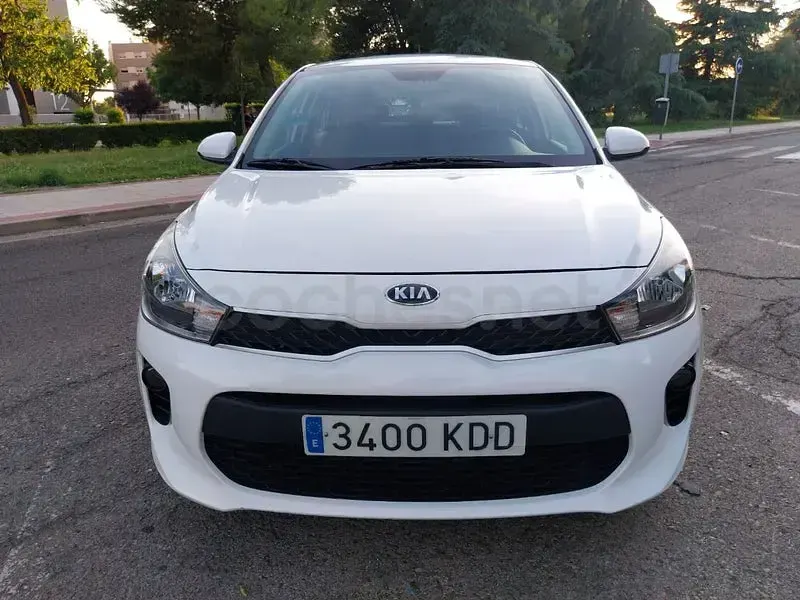 Usado Kia Rio 84 CV (61 kW) 2017 Blanco Berlina