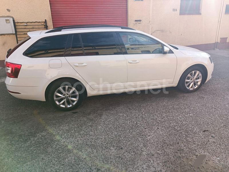 Usado Skoda Octavia Active 116 CV (85 kW) 2018 Blanco Familiar