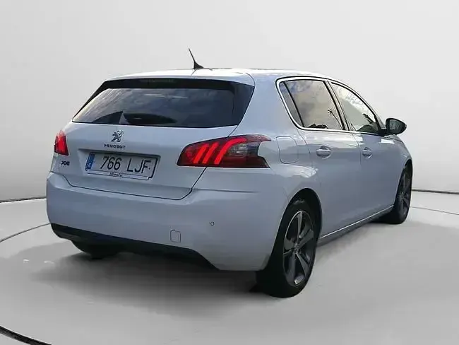 Usado Peugeot 308 Allure 130 CV (95 kW) 2020 Blanco