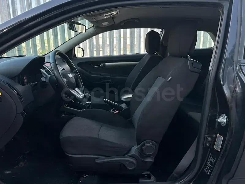 Usado Kia Ceed 115 CV (84 kW) 2010 Negro Utilitario