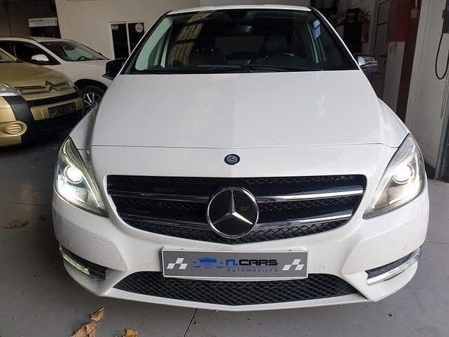Usado Mercedes B180 AMG line 109 CV (80 kW) 2014 Blanco Monovolumen