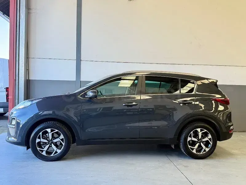 Usado Kia Sportage 115 CV (84 kW) 2021 Gris / plata SUV