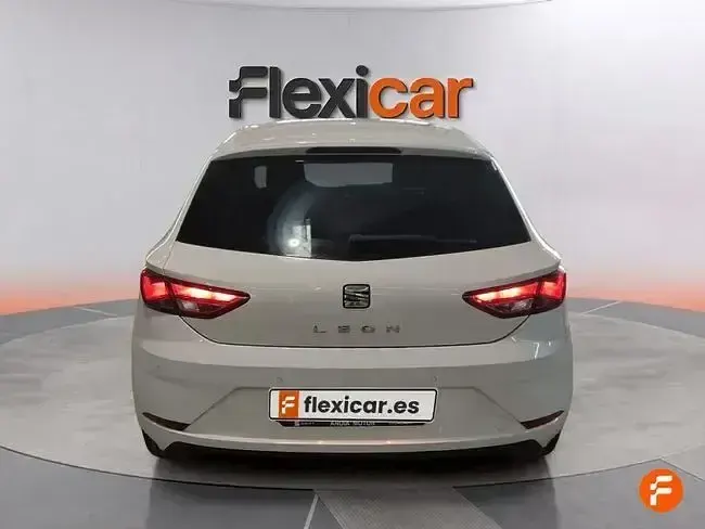 Usado Seat Leon Style 130 CV (95 kW) 2018 Blanco