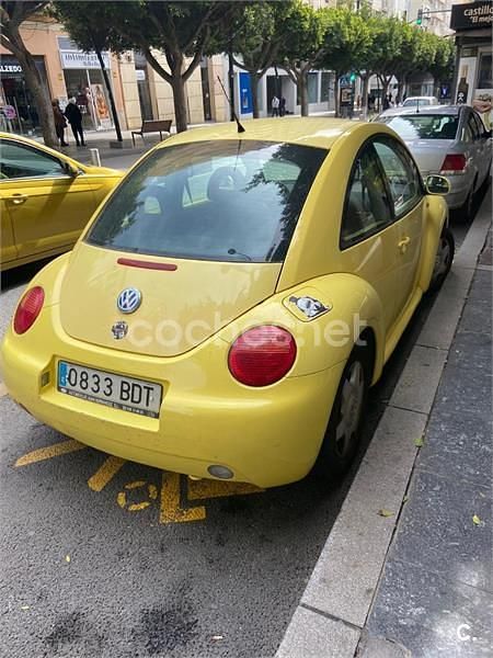 Usado VW New Beetle 90 CV (66 kW) 2001 Amarillo Utilitario