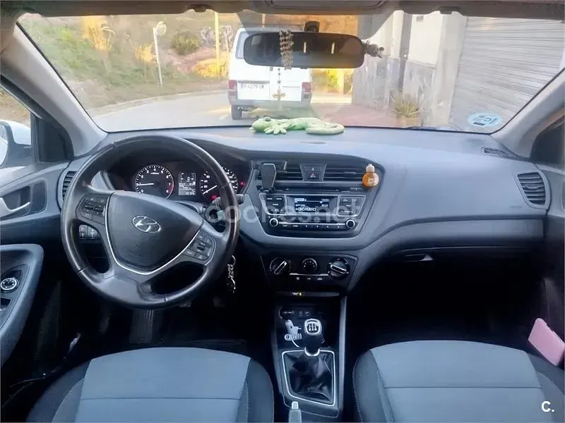 Usado Hyundai i20 84 CV (61 kW) 2016 Blanco Berlina